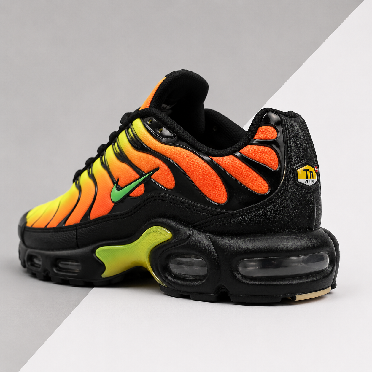 NIKE AIR MAX PLUS SOLAR RED